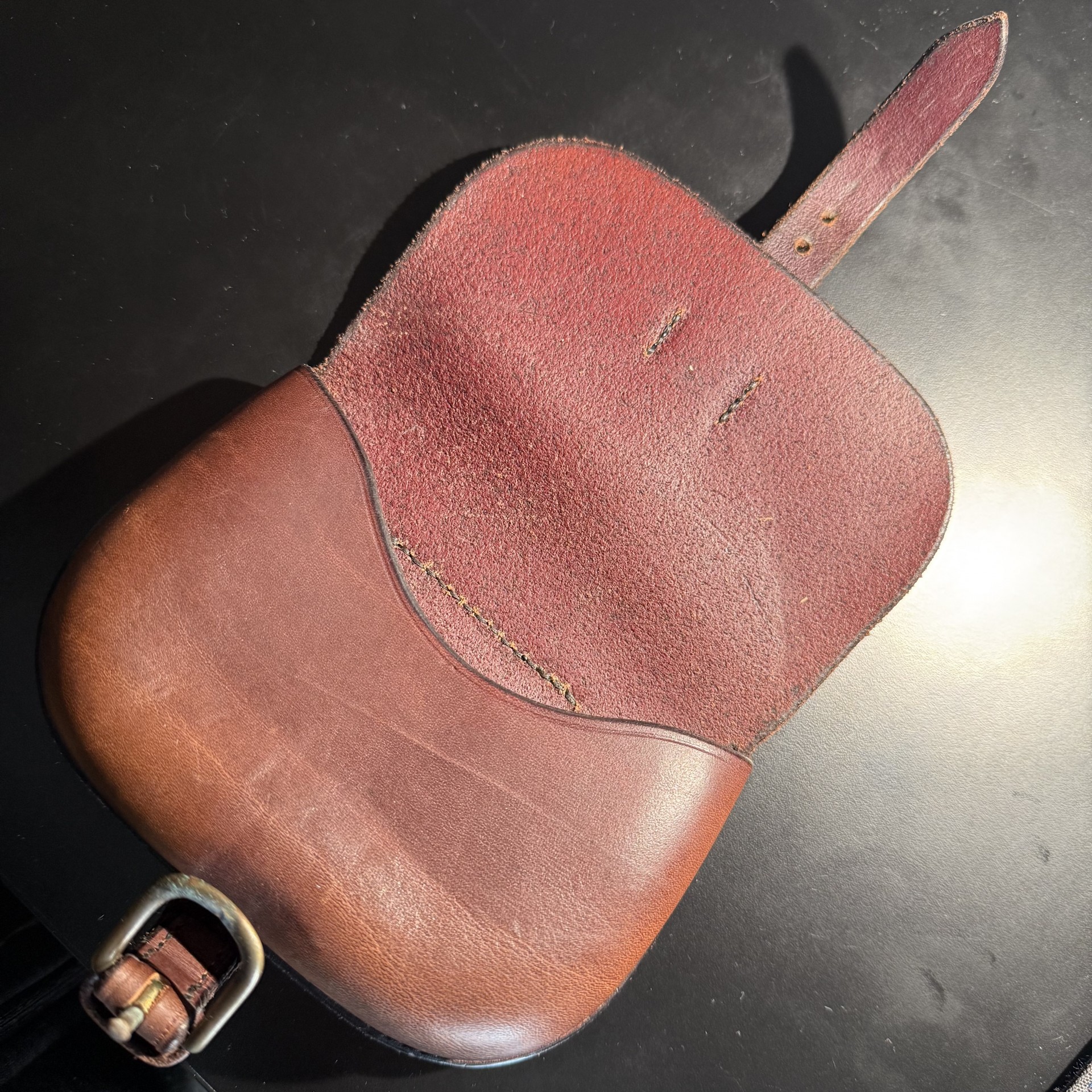 Leather belt pouch with rounded edges for a comfortable fit.