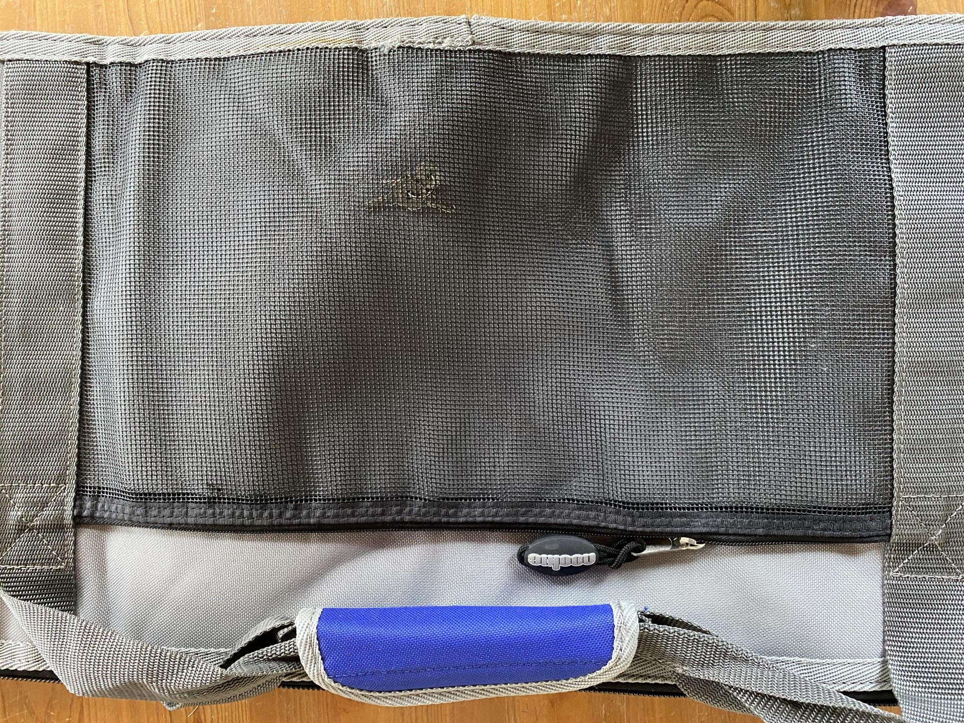 Mesh external pocket, zipped