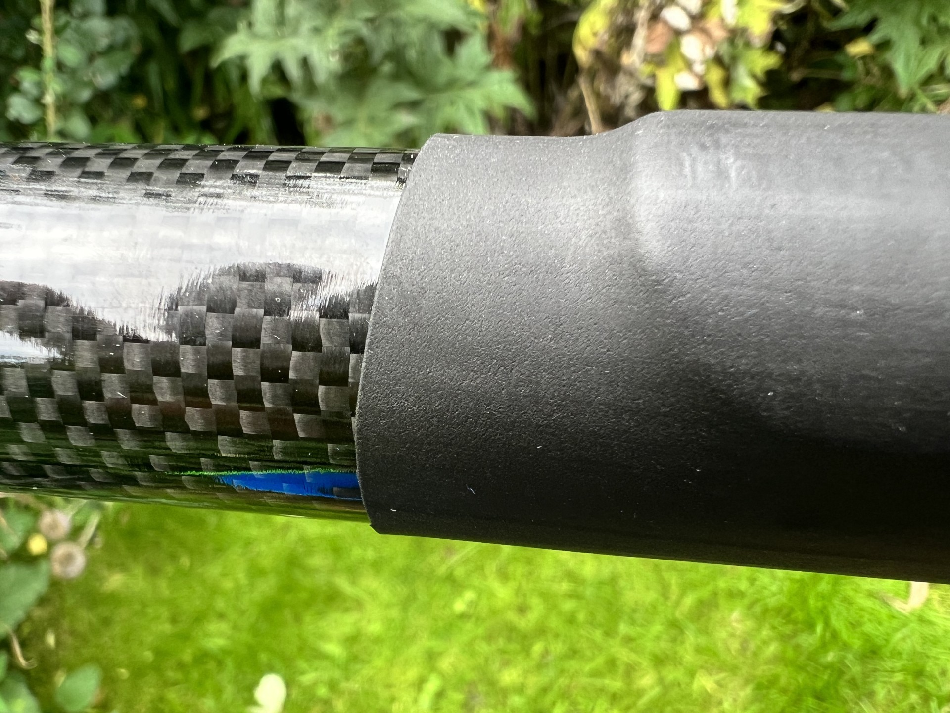 Pliable soft rubber hand grips over carbon fibre shaft.