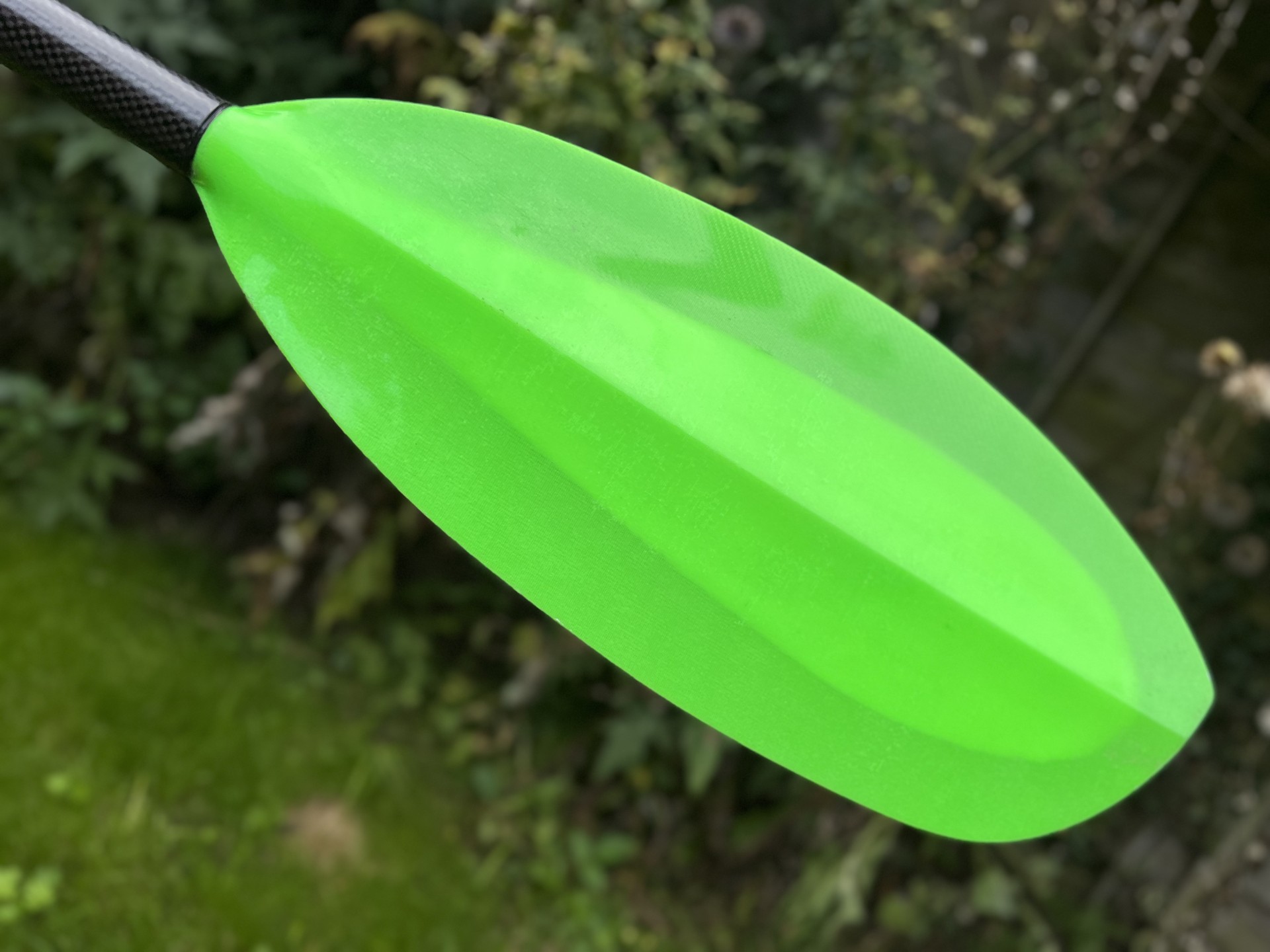 Kinetic shape blade for sea kayakers.