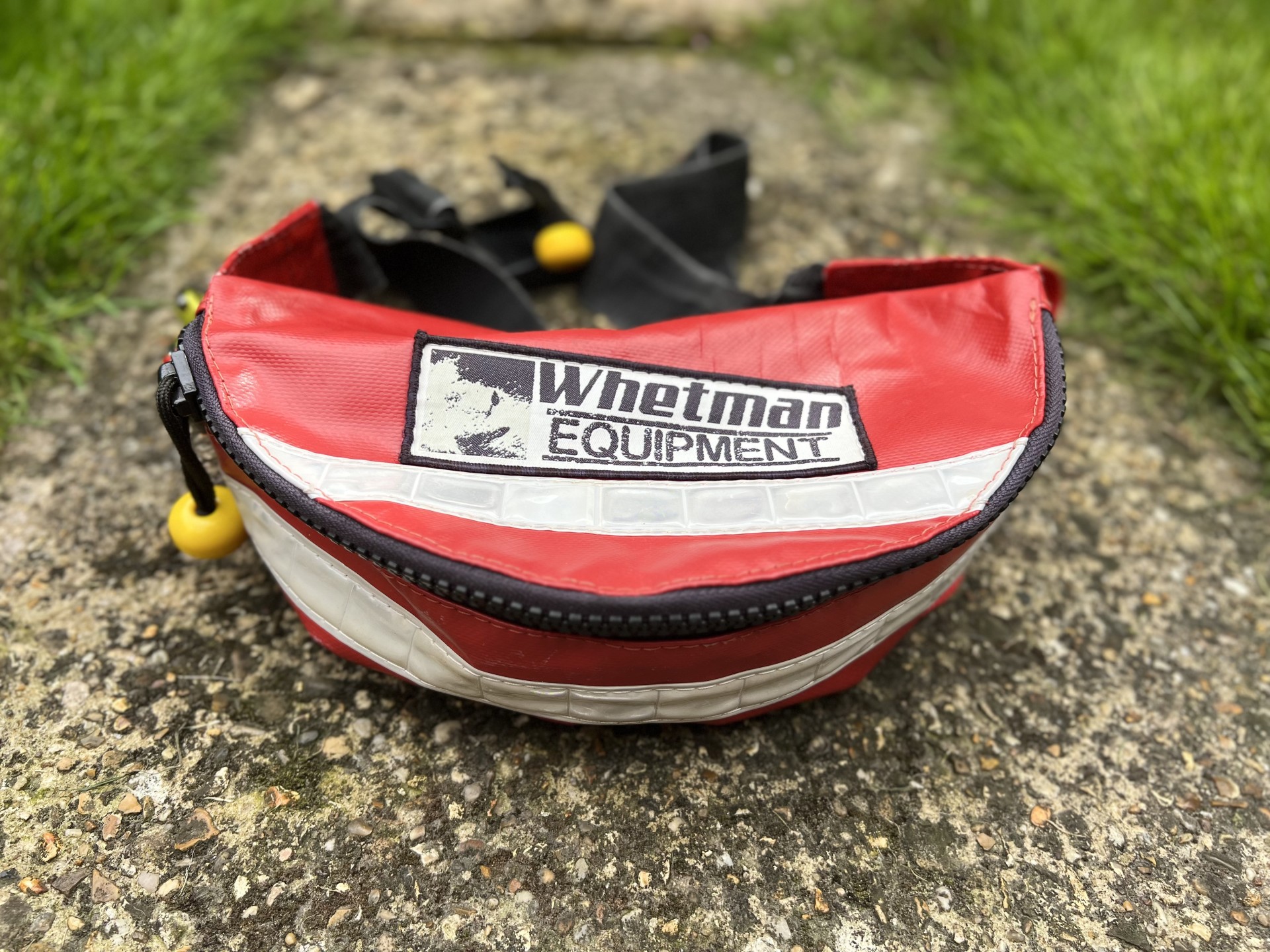 A practical large bag and zip for easy repacking of wet rope.