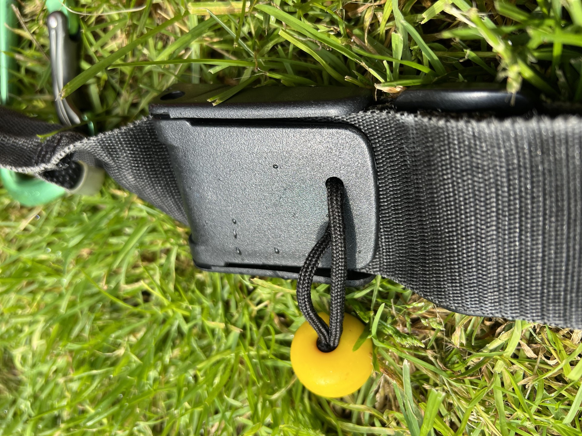 Quick release buckle with ball toggle for ease of use with cold hands.